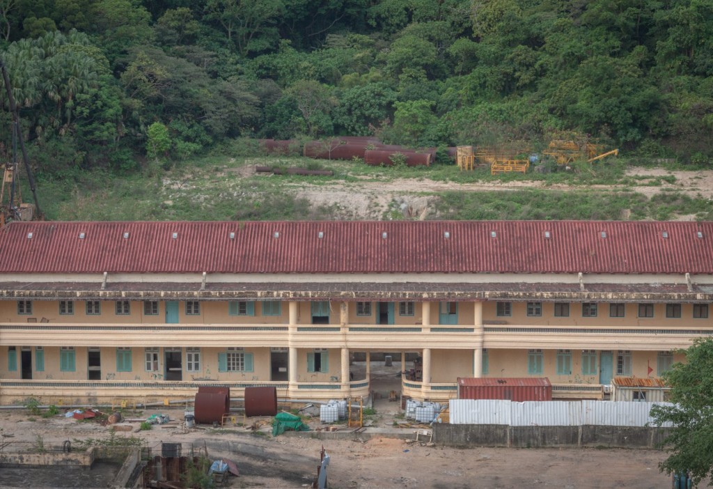 宿舍樓建於1930年前後長直的佈局配以中式金字型瓦頂,讓頂層形成特殊的空間感。香港隅地 HK Corners圖片