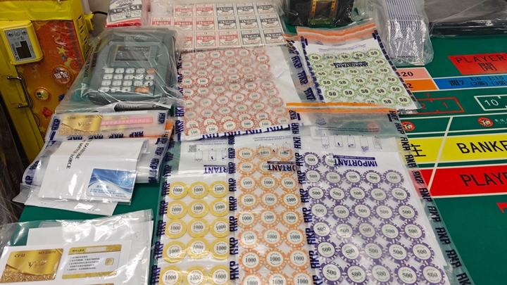 警方檢獲大批證物。