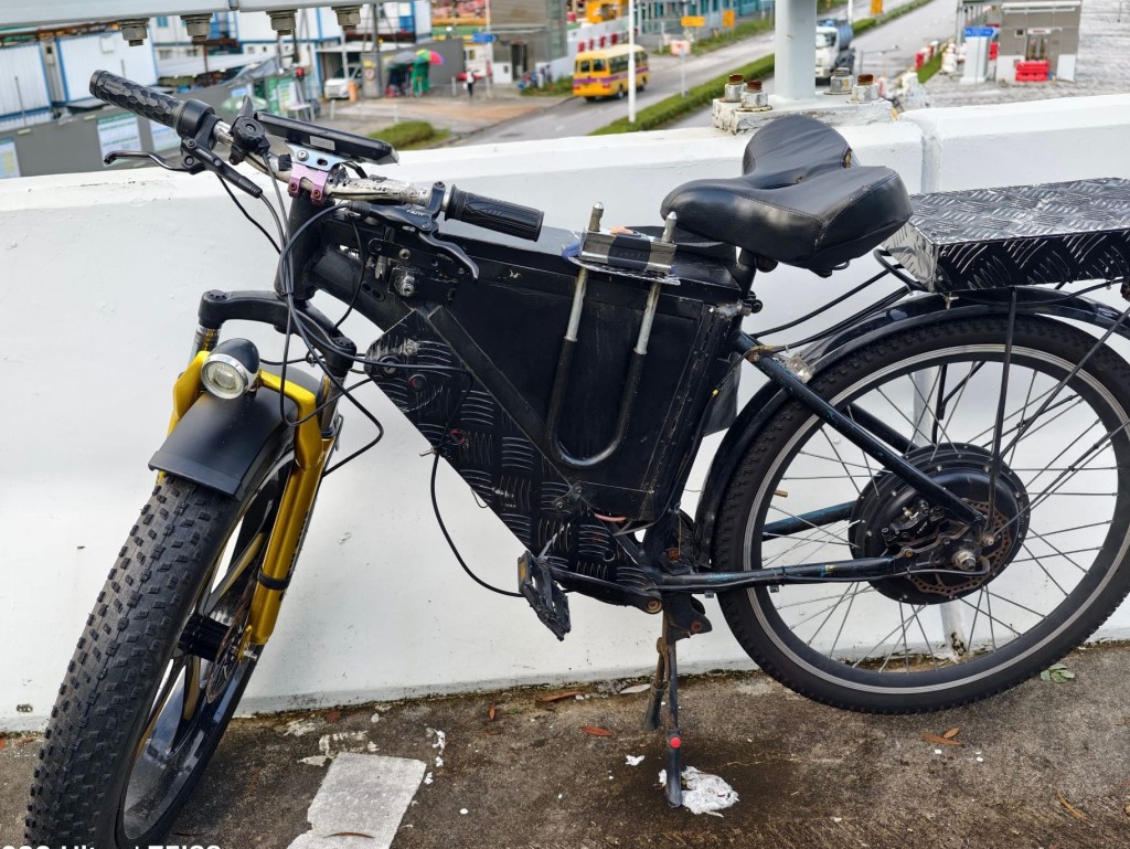 警方扣查5部電動單車及1部電動滑板車。警方提供