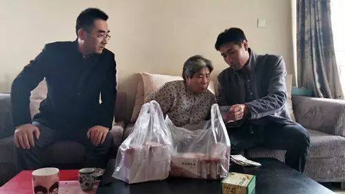 祖母患有腿疾，連接送小雨上學也成問題。