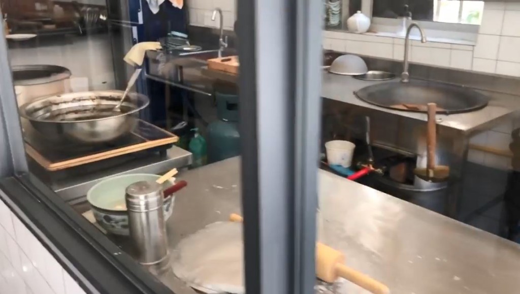 然後佢真係入去試，的確廚房好乾淨。