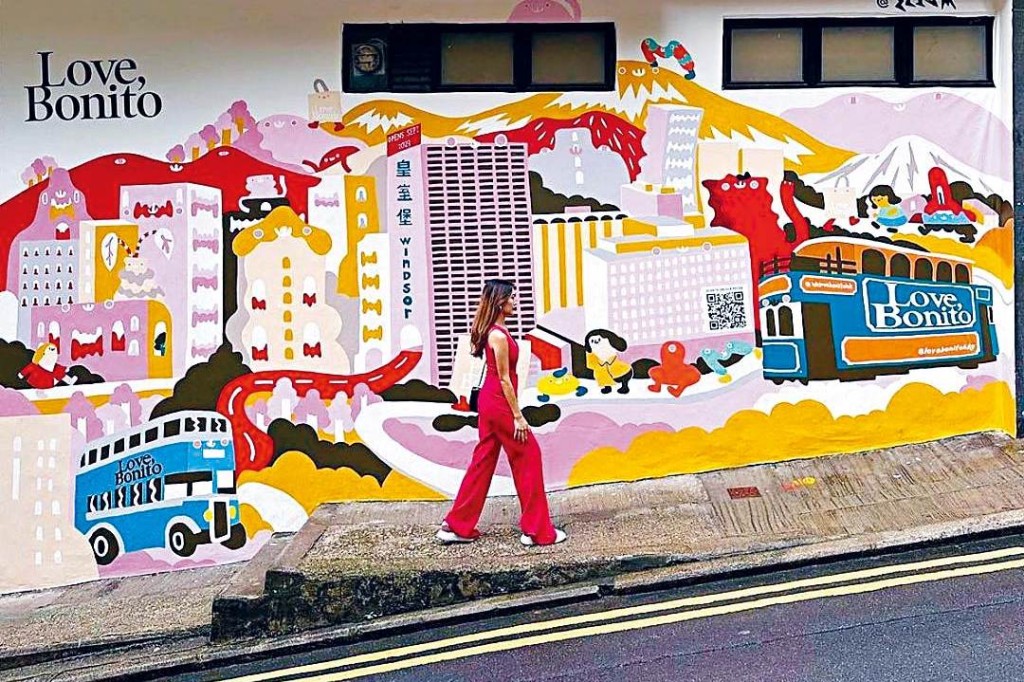 早前品牌特意邀請本地藝術家Zoie Lam（林雅儀）於中環PMQ附近繪畫巨型壁畫，融合Love, Bonito及香港標誌性元素，加上粉紅色外牆，引領大家走進Love, Bonito的時尚世界。