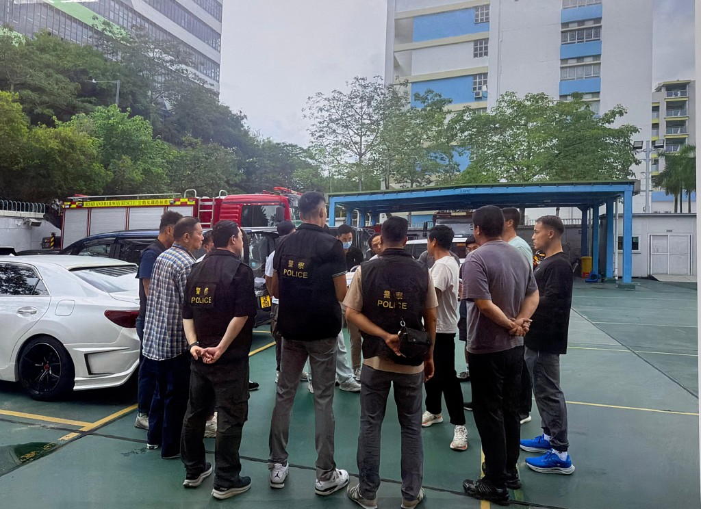消防與警方聯合行動。 消防與警方聯合行動。