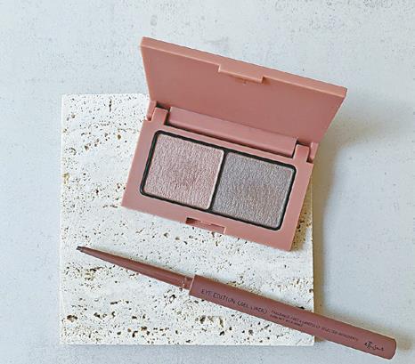 ettusais 極幼柔滑眼線筆 $105、深邃雙色眼影 $115 秋冬新系列的眼線及眼影均以啡色為主調,柔 和易配搭。眼影方面糅合自然金色珍珠粉末,綻放 柔滑光澤與啞緻暖色系,混和使用能造出自然漸變效果,營造深邃眼形輪廓。