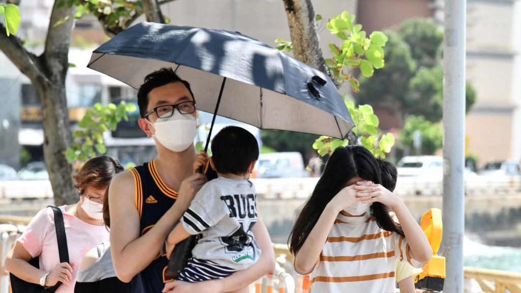 天文台發酷熱天氣警告，當中元朗及上水等地區溫度上升至33度。禇樂琪攝