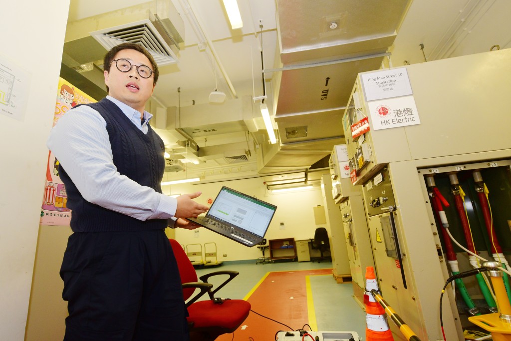 港灯工程师朱科示范用「极低频电缆测试」检查电缆健康状况。   欧乐年摄