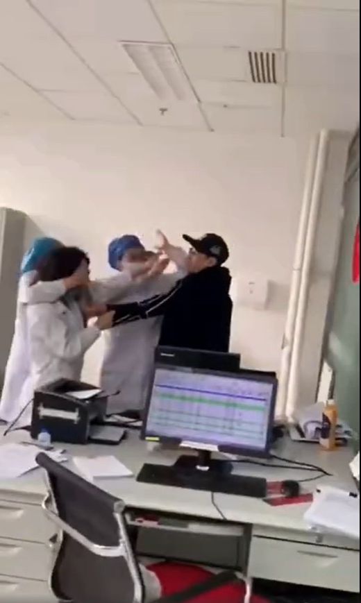 男子不滿醫院拒絕懷孕妻子回家, 竟毆打醫生。網圖