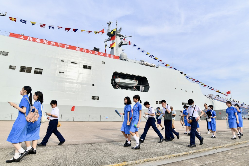 軍艦今日下午率先開放予中小學生參觀。