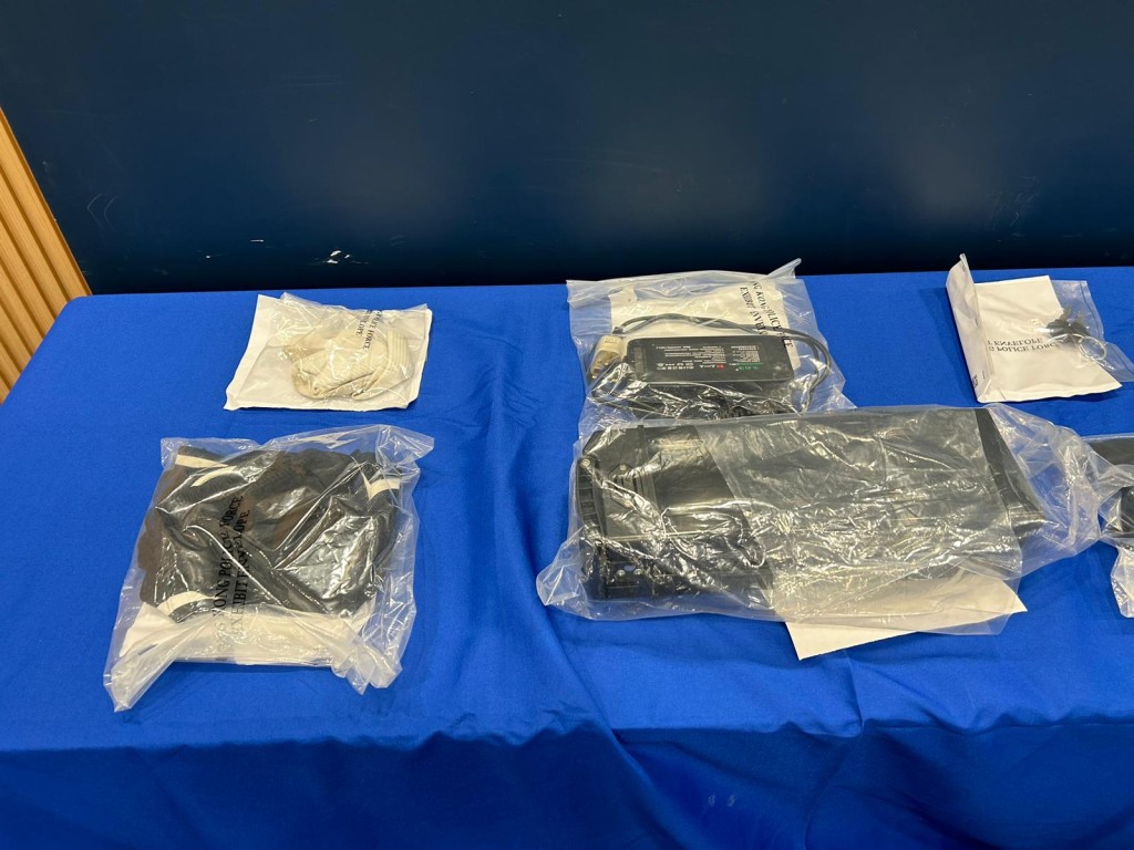 警方檢取被捕人士當日身穿的衣物。曾志恒攝 警方檢取被捕人士當日身穿的衣物。曾志恒攝