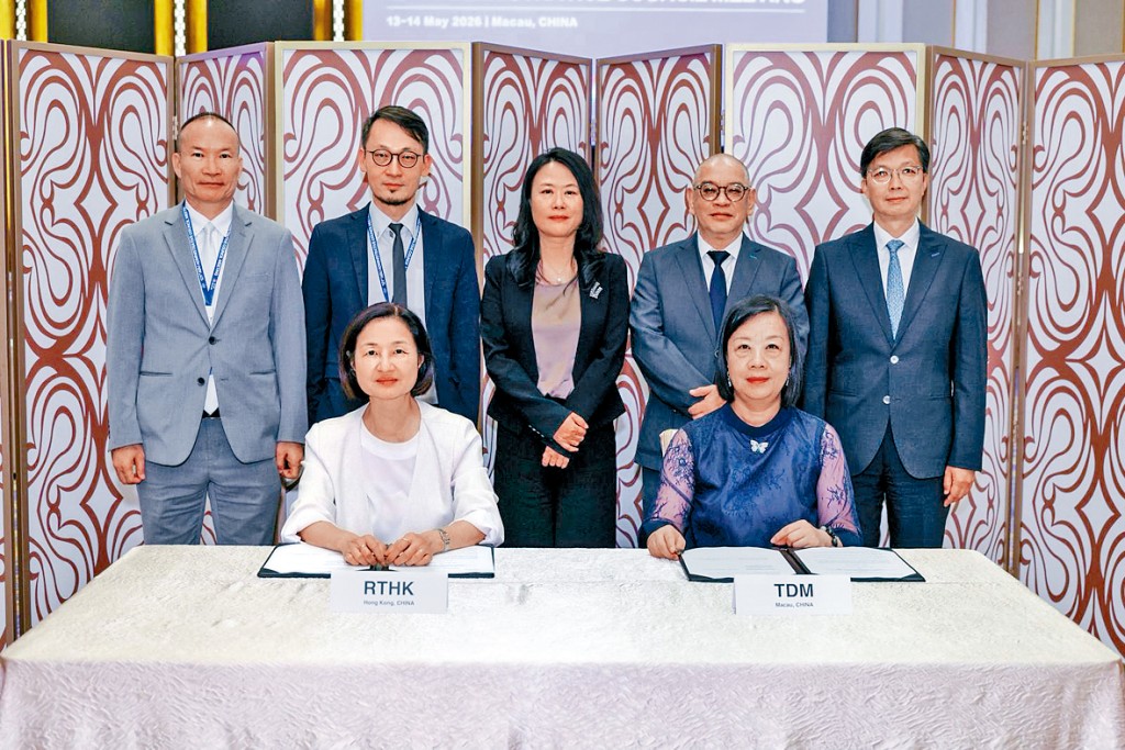 關婉儀（前排左）代表香港電台同澳廣視簽署合作備忘錄。