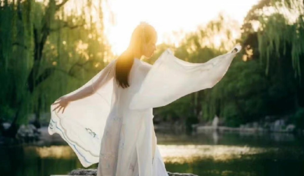 舉手投足都充滿味道。 舉手投足都充滿味道。