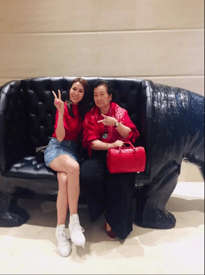 莊思明與母親一同開心合照，母女感情十分要好。