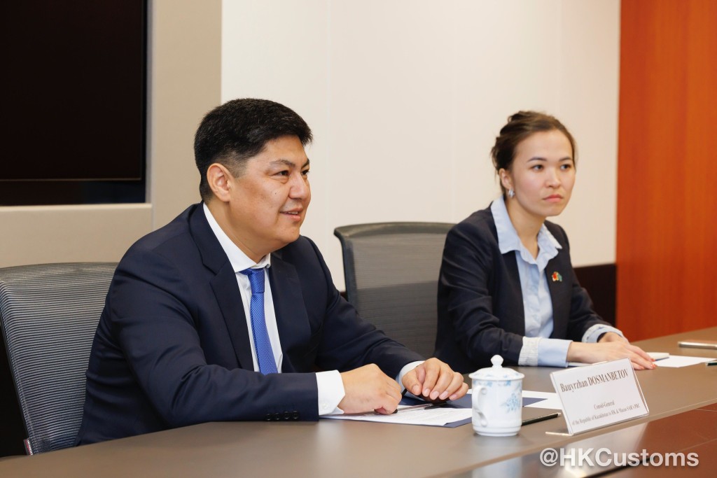 哈薩克斯坦共和國駐港總領事Bauyrzhan DOSMANBETOV（左）。