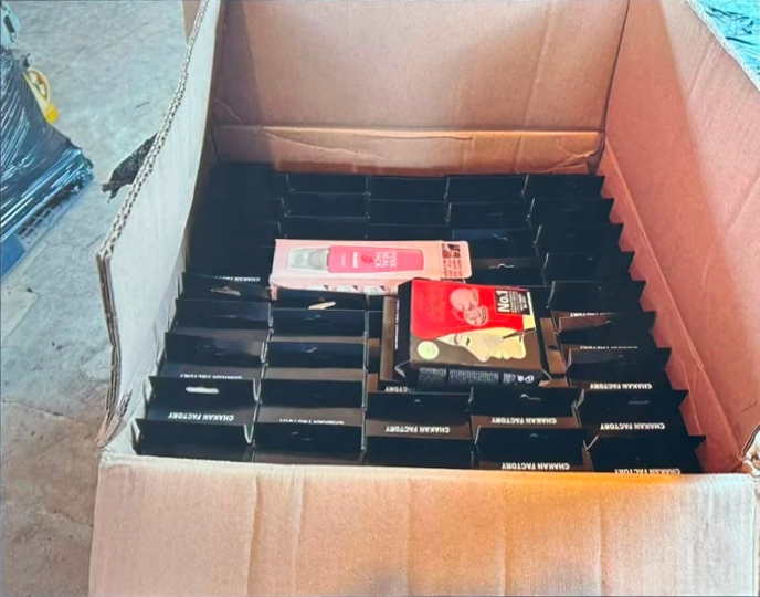第二宗案件裏,私煙被收藏於貨櫃深處,並用黑色物料包裹。海關提供 第二宗案件裏,私煙被收藏於貨櫃深處,並用黑色物料包裹。海關提供