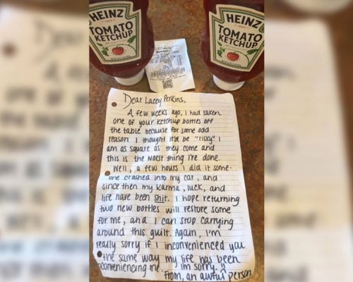 该名小偷买了两瓶全新的番茄酱还回餐厅，另外附上一张「道歉纸条」。 网图
