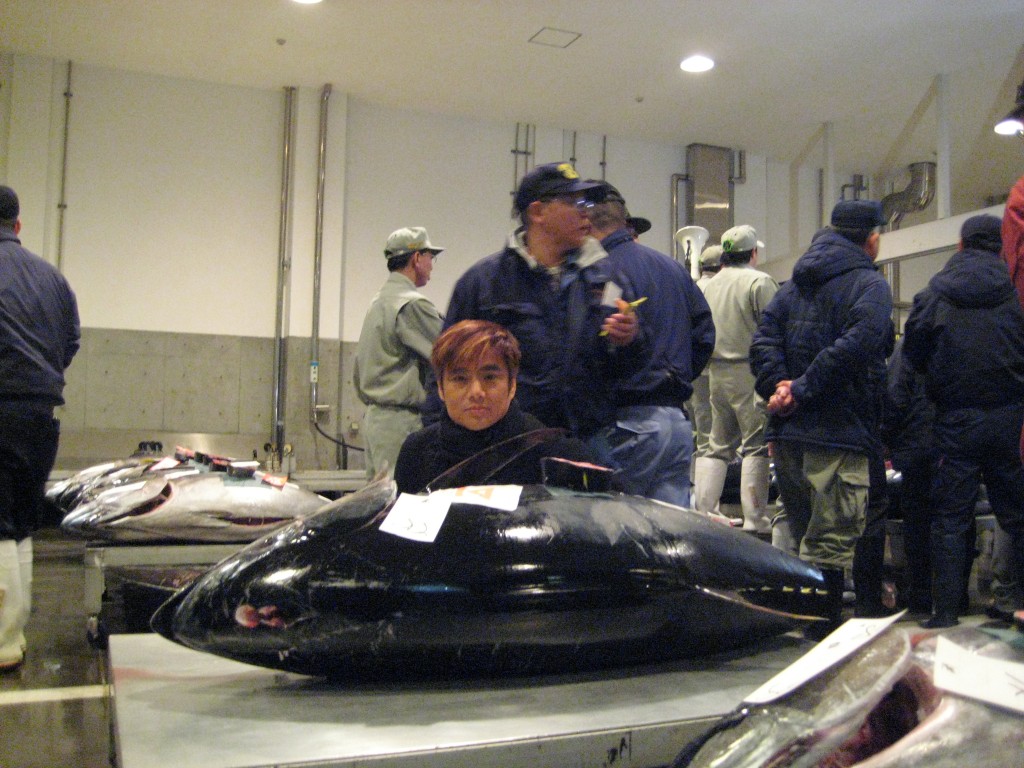 2008年1月鄭威濤以43萬港元，於築地市場投得有「日本一」之稱的藍鰭吞拿魚，成為香港第一人。