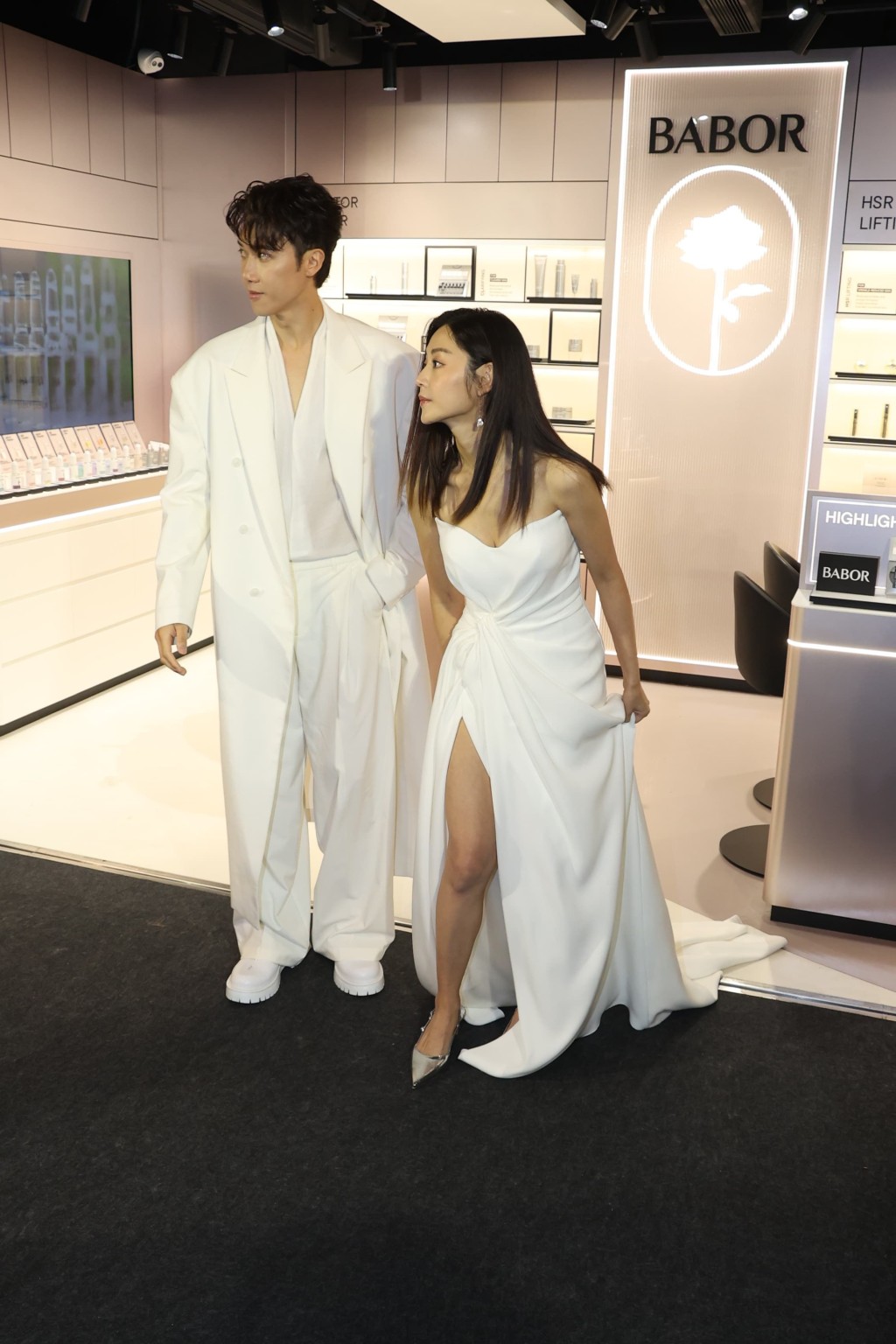 Michelle在活動前被Mani（霍汶希）笑問是否又着婚紗結婚。
