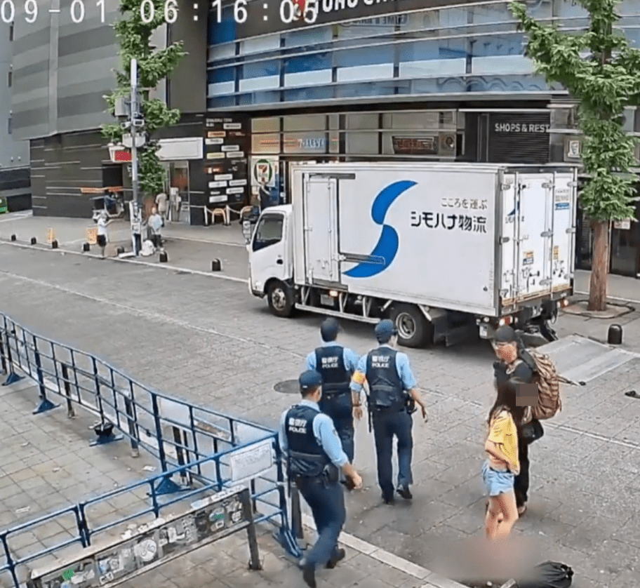 警员走近时，女子已站起来并穿回裤子。