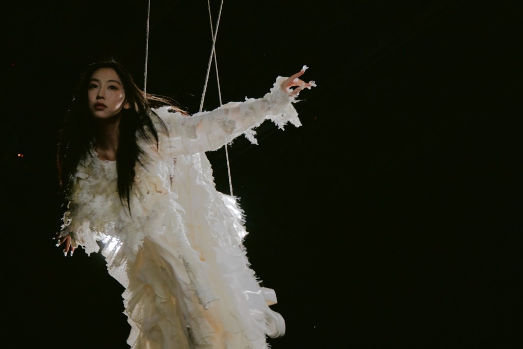 拍MV要“吊威也”飞天。