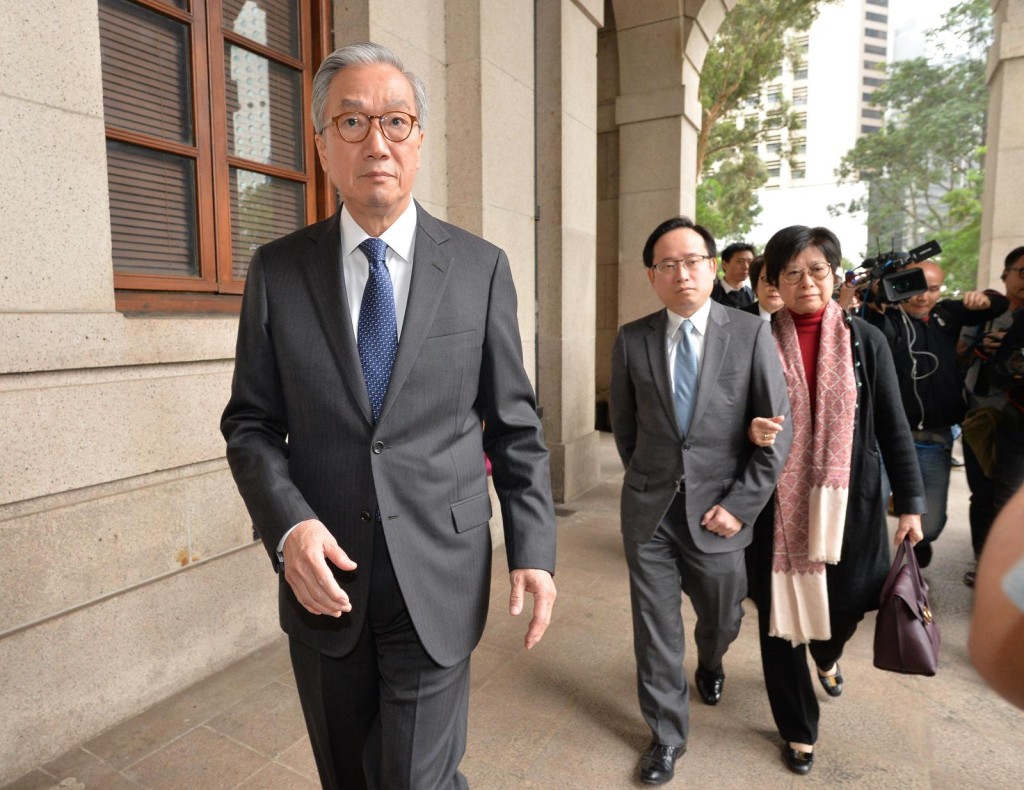曾蔭培（前）離開法庭。