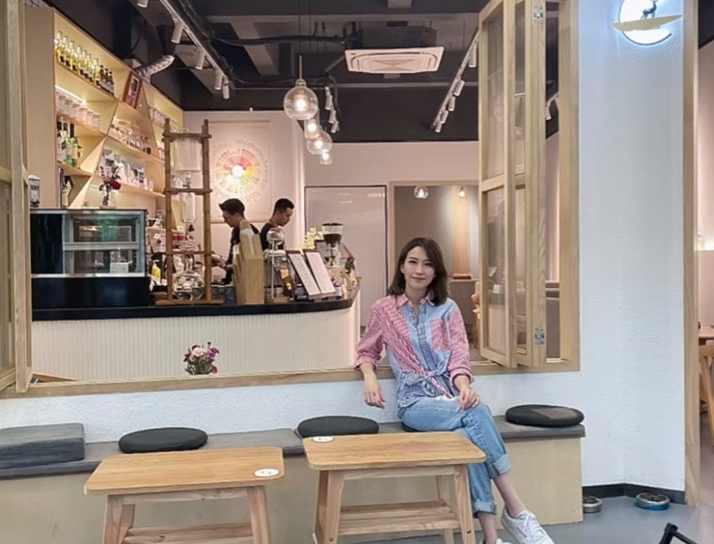 佛山星级咖啡店2024｜８. 38 Coffee 姚子羚前年到佛山，专诚到咖啡店探蔡淇俊。（图片来源：小红书@姚子羚）