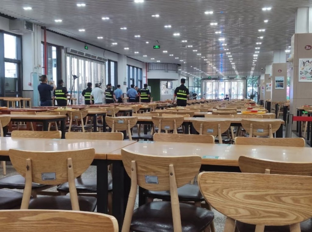 警方及保安持防暴工具,準備制服疑兇。網圖 警方及保安持防暴工具,準備制服疑兇。網圖