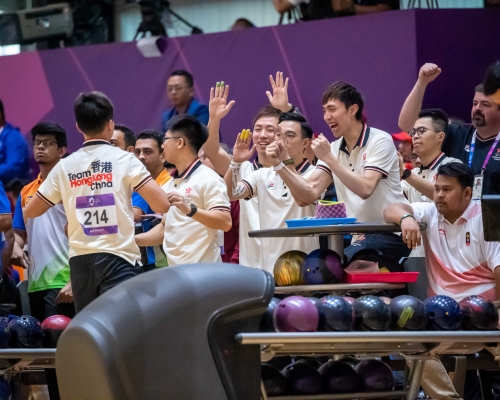 港隊奪銀後全隊振臂歡呼。

港協暨奧委會相片