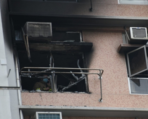 秀茂坪寶達邨單位起火，外牆遭熏黑。