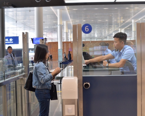 珠港珠澳旅檢同處人工島，步行過關僅五分鐘。