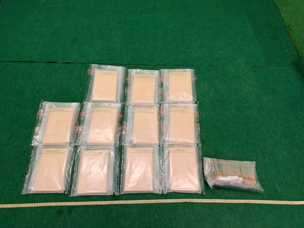 檢獲的懷疑可卡因及未完稅香煙。 檢獲的懷疑可卡因及未完稅香煙。