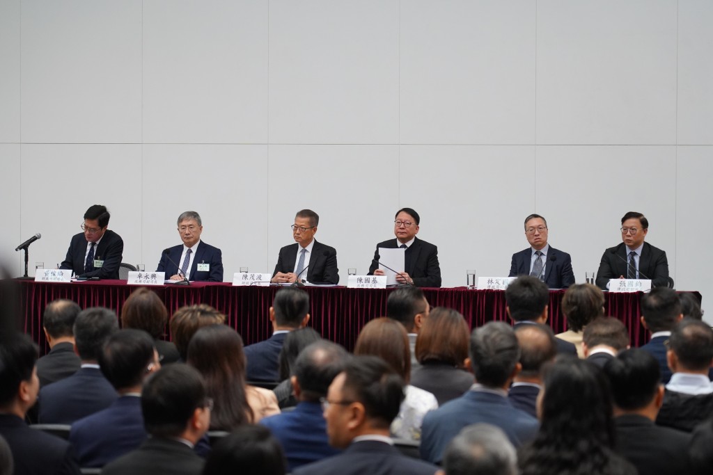 政府今早與第八屆立法會候任議員舉辦交流會,是回歸以來首次。 政府今早與第八屆立法會候任議員舉辦交流會,是回歸以來首次。