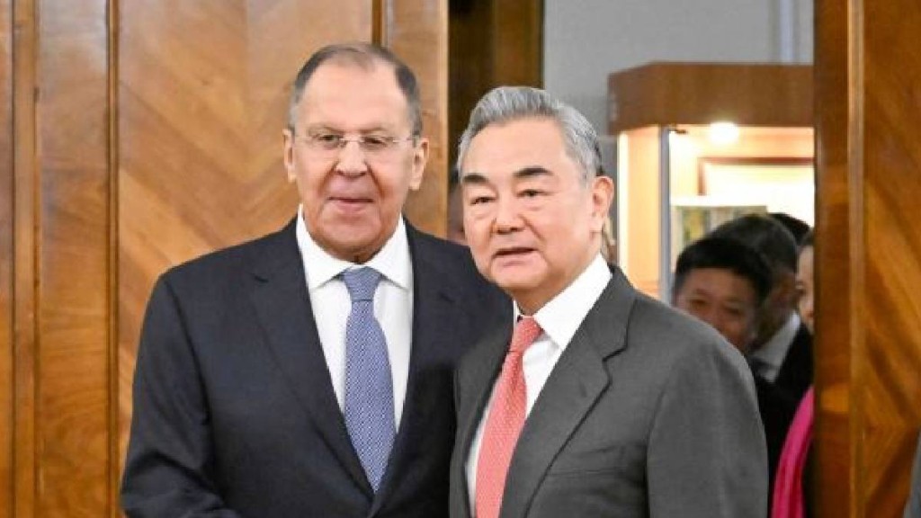 拉夫羅夫（左）與王毅（右）會晤。外交部網站