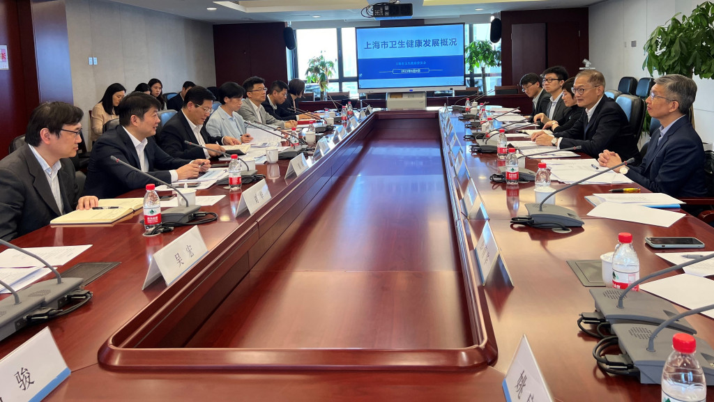 盧寵茂與上海市衞生健康委員會黨組書記、主任聞大翔（左三）和副主任虞濤（左二）會面。