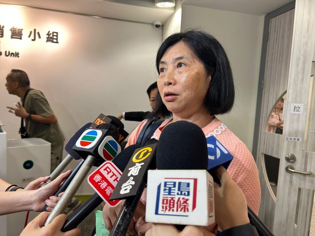 張太成功選購了第一志願盛緻苑中層的兩房大單位,表示會與家人一起慶祝。 張太成功選購了第一志願盛緻苑中層的兩房大單位,表示會與家人一起慶祝。