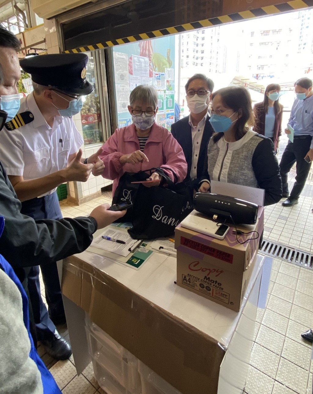 食環署官員視察街市。政府新聞處圖片