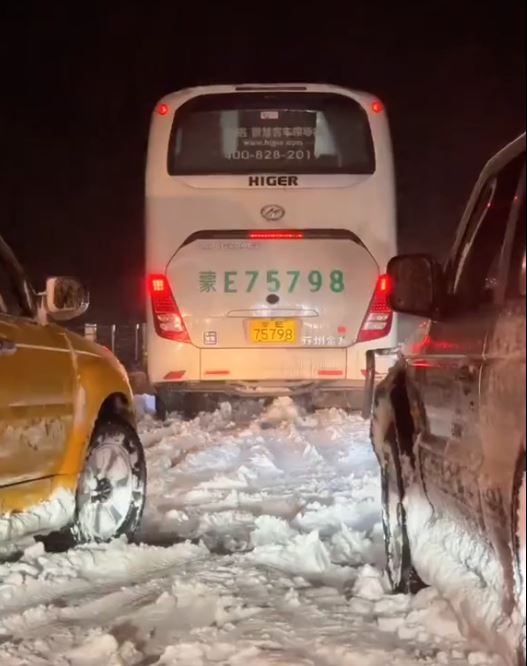 內蒙古突下暴雪有數百輛汽車被困公路上。影片截圖