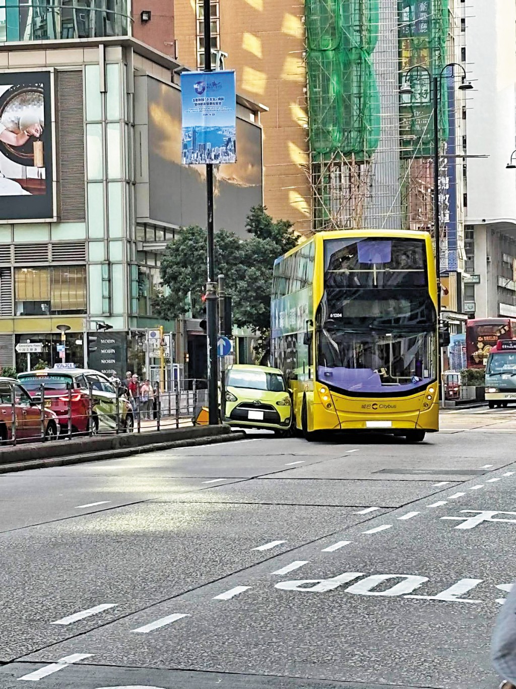 有剛考獲1、2牌的車友稱,記得學車時師傅提醒,起步轉彎時若發現鄰綫有大車,最好是讓大車先行,別同步轉彎。 有剛考獲1、2牌的車友稱,記得學車時師傅提醒,起步轉彎時若發現鄰綫有大車,最好是讓大車先行,別同步轉彎。
