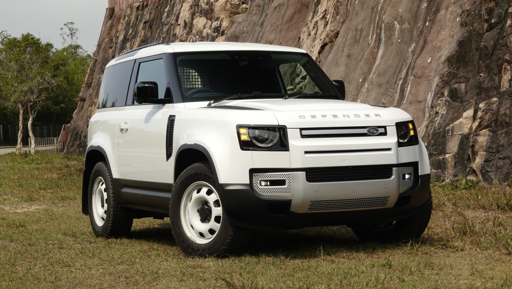 越野路华Land Rover Defender 90 D250双座短阵柴油版，油耗仅8.3L/100km。