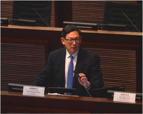 陳德霖出席立法會財委會。