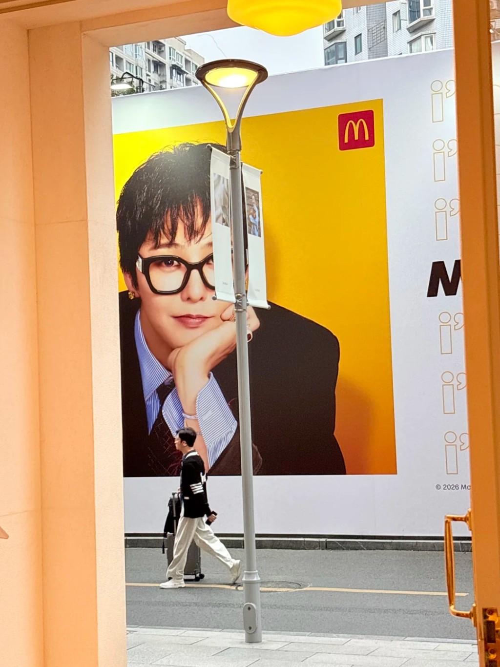 G-DRAGON权志龙大型广告亮相内地主城商圈。 小红书