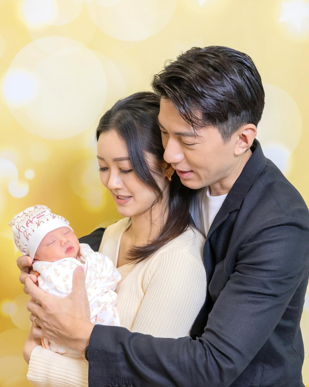 袁偉豪與張寶兒分享一家三口照片。
