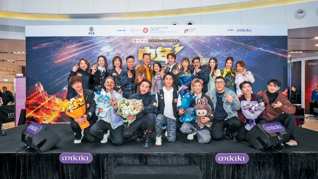新鴻基地產（銷售及租賃）代理有限公司董事鍾秀蓮小姐（後排左6）與節目監製、黃劍文、龍婷及14強選手一同合照。