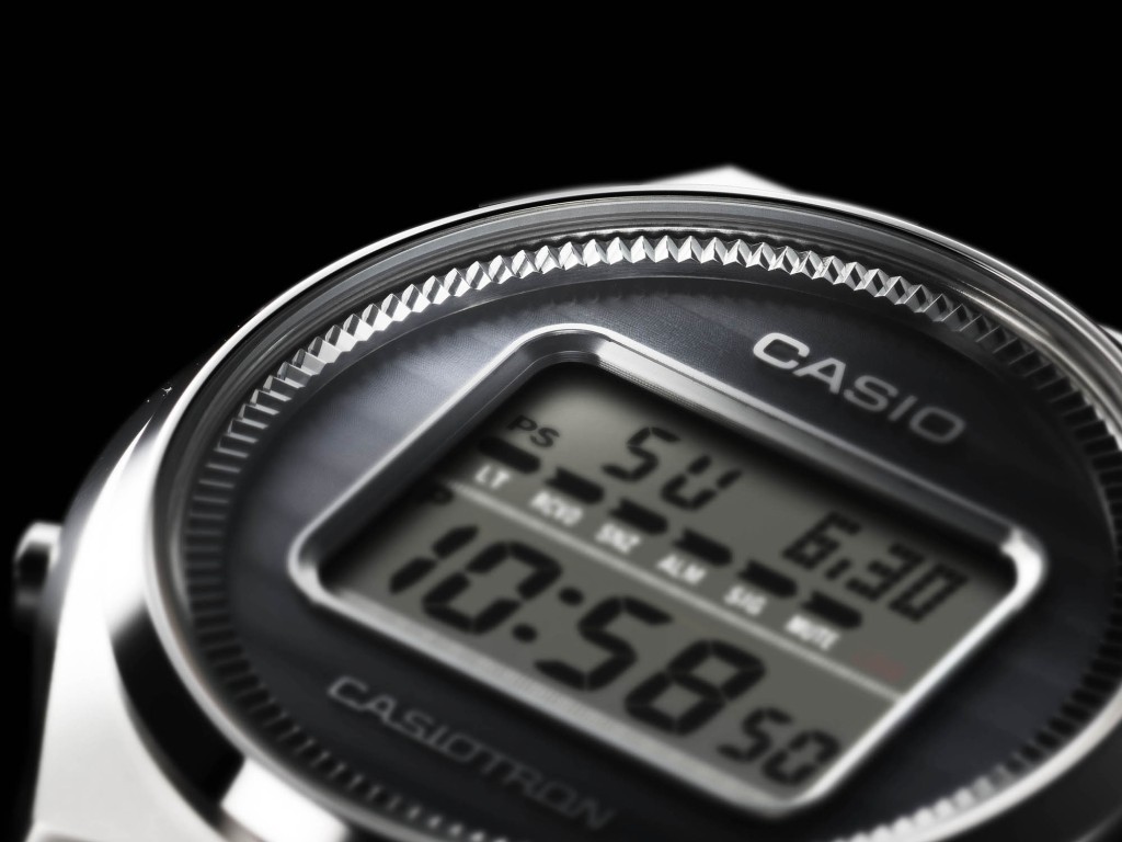 首代Casiotron（QW02-10 系列）定价高达58,000日圆，几乎等同于当时日本大学毕业生一个月的起薪。