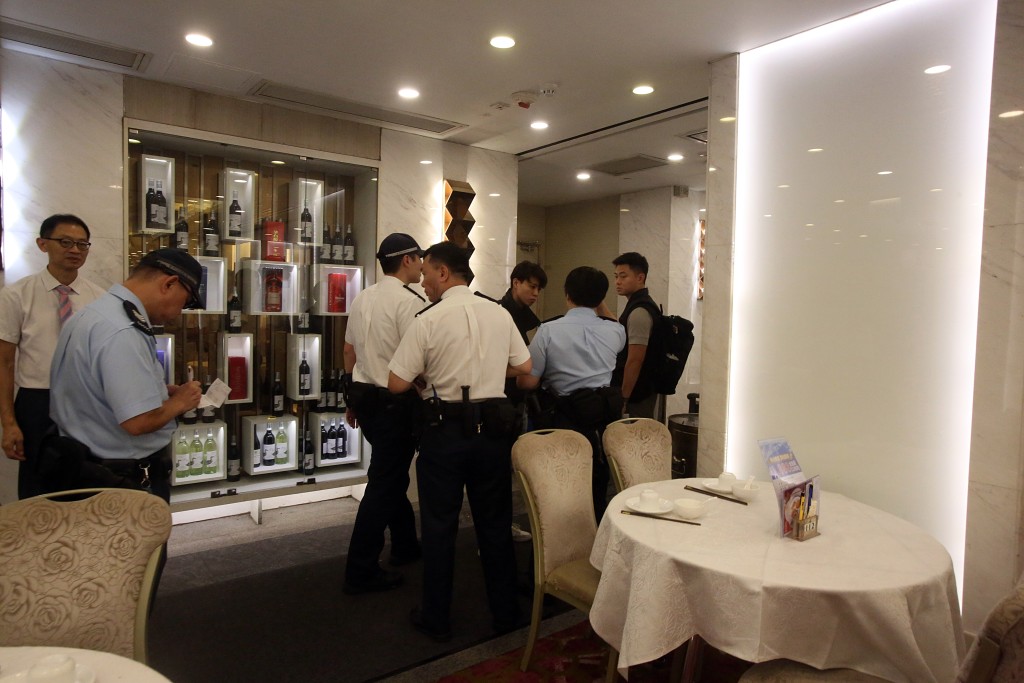 警方到酒樓調查。黃文威攝 警方到酒樓調查。黃文威攝