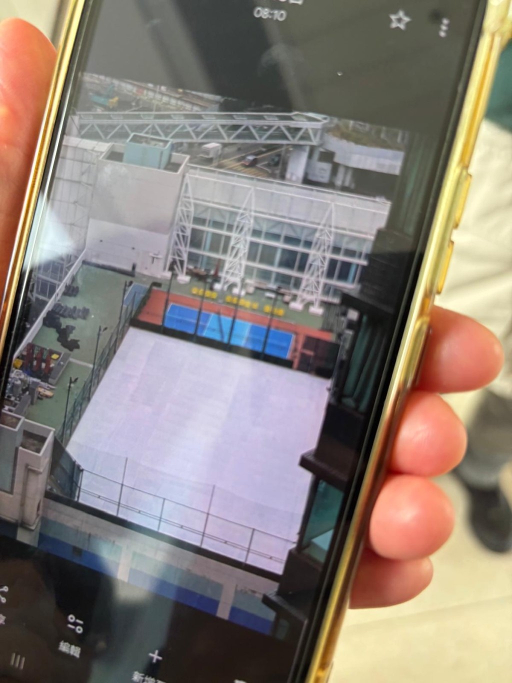 住戶提供圖片,指球場近日正進行工程,噪音問題暫時停止。 住戶提供圖片,指球場近日正進行工程,噪音問題暫時停止。