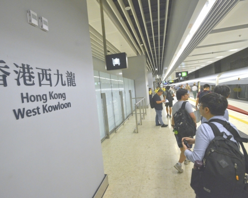 內地限制乘搭火車的「失信人名單」制度，亦將適用於下周日通車的高鐵香港段。資料圖片