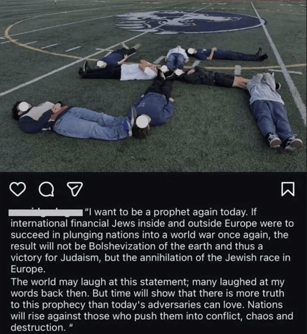 美国加州圣何塞市布兰汉姆高中(Branham High School)近日爆出涉种族仇恨事件,多名学生竟在校内足球场上以人体排出纳粹「卍字符」,并将照片连同希特勒反犹太言论发布至社交媒体,引起社区震惊。 美国加州圣何塞市布兰汉姆高中(Branham High School)近日爆出涉种族仇恨事件,多名学生竟在校内足球场上以人体排出纳粹「卍字符」,并将照片连同希特勒反犹太言论发布至社交媒体,引起社区震惊。