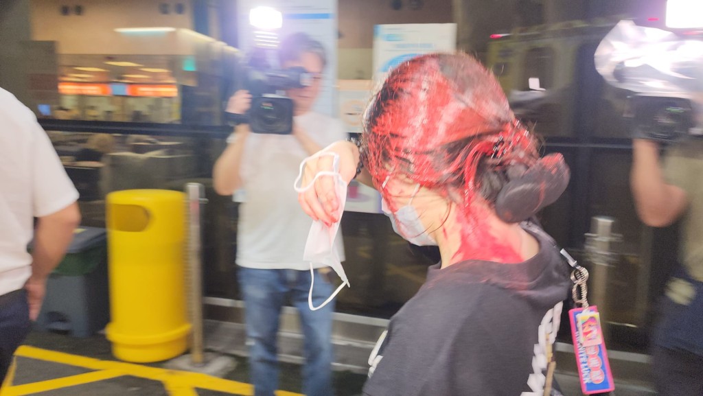 一名17歲少女在鳳德道111號鳳德商場內,突然遭人淋潑紅色油漆,當場全身多處染紅,眼部亦受影響感到不適。黎志偉攝 一名17歲少女在鳳德道111號鳳德商場內,突然遭人淋潑紅色油漆,當場全身多處染紅,眼部亦受影響感到不適。黎志偉攝