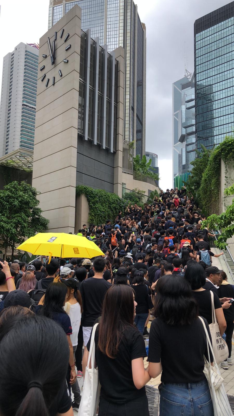 參與人士身穿黑衣響應。讀者提供
