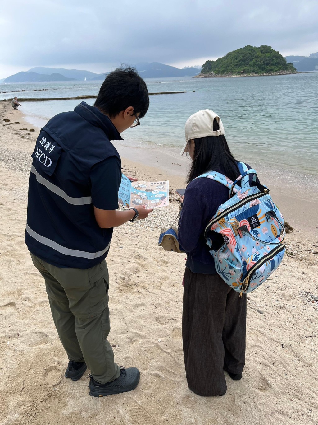 漁護署人員在橋咀洲向遊客分享海岸保育信息。